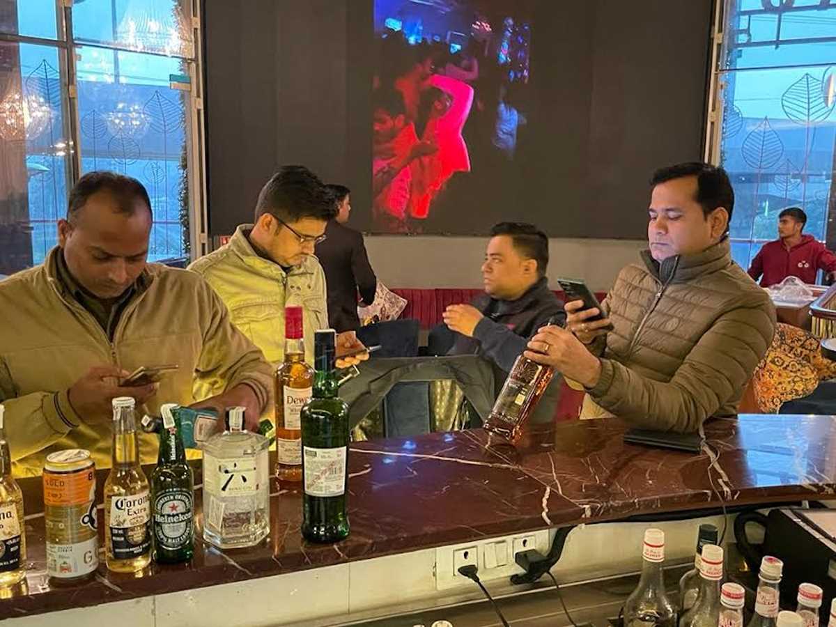 अवैध शराब पर लगाम लगाने के लिए बार व मदिरालयों में चला जांच अभियान